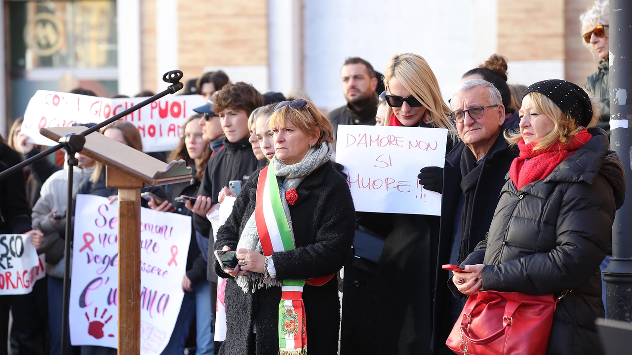 La camminata contro la violenza di sabato. Ha partecipato anche il prefetto De Rosa