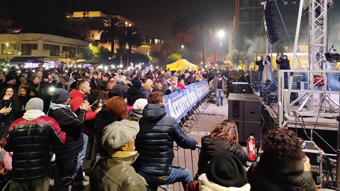 Discoteca a cielo aperto con Radio Azzurra e Dj. E ieri il concerto di Ron