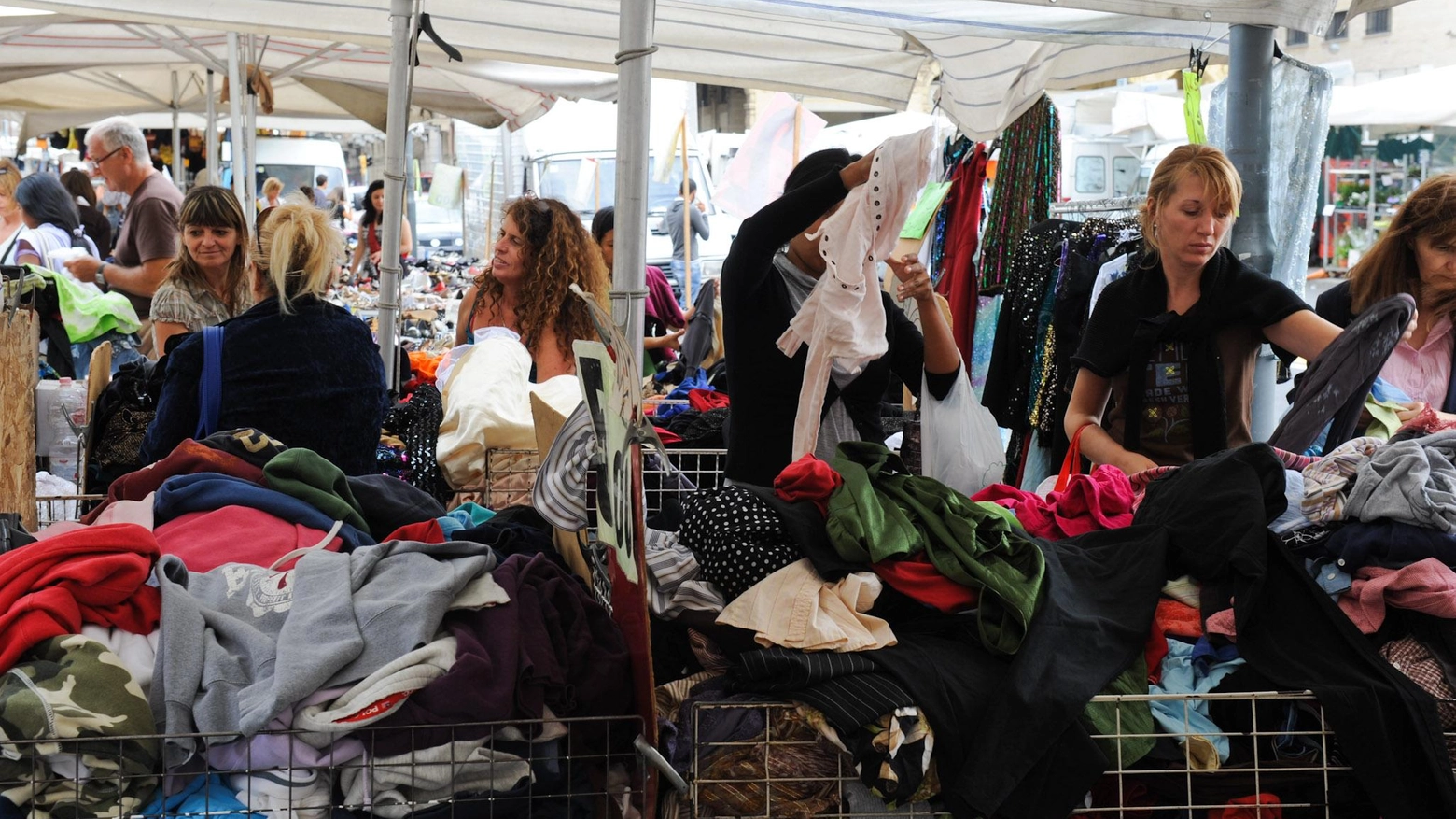 Il mercato del venerdì e del sabato in piazza VIII agosto