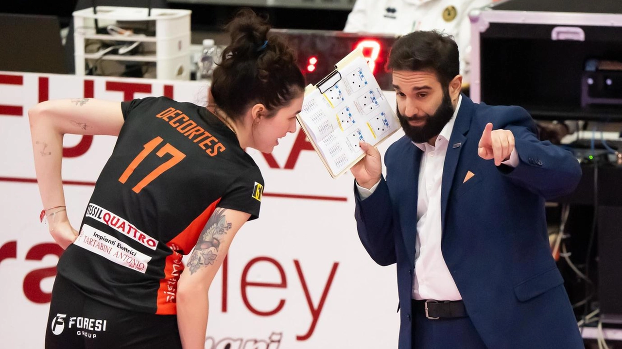 Coach Valerio Lionetti dà istruzioni a Clara Decortes (foto Tarantini)