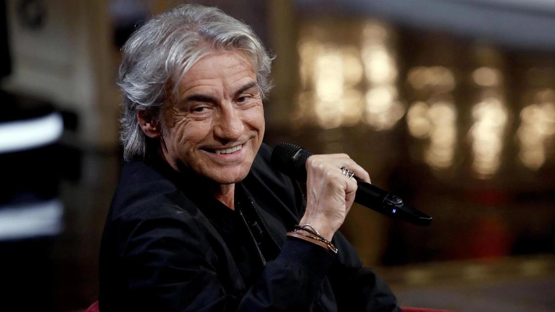 Luciano Ligabue torna sul palco del Teatro Municipale Valli con il concerto "Dedicato a noi", sold out. Tour di 31 tappe con scalette diverse ogni sera.