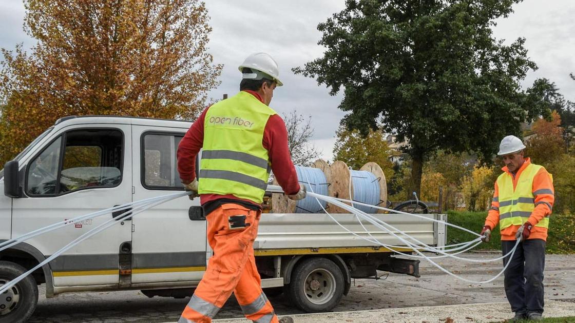 Collegamento a internet. Rete della fibra ottica, molte richieste inevase