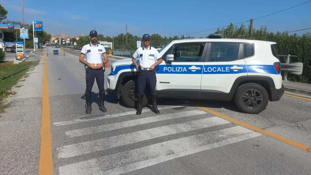 Due uomini e una donna sono stati denunciati a Jesi per spaccio di droga dopo che la polizia ha scoperto una base di spaccio in un'auto parcheggiata in modo irregolare. La perquisizione ha portato al sequestro di marijuana, cocaina, denaro e oggetti atti ad offendere.