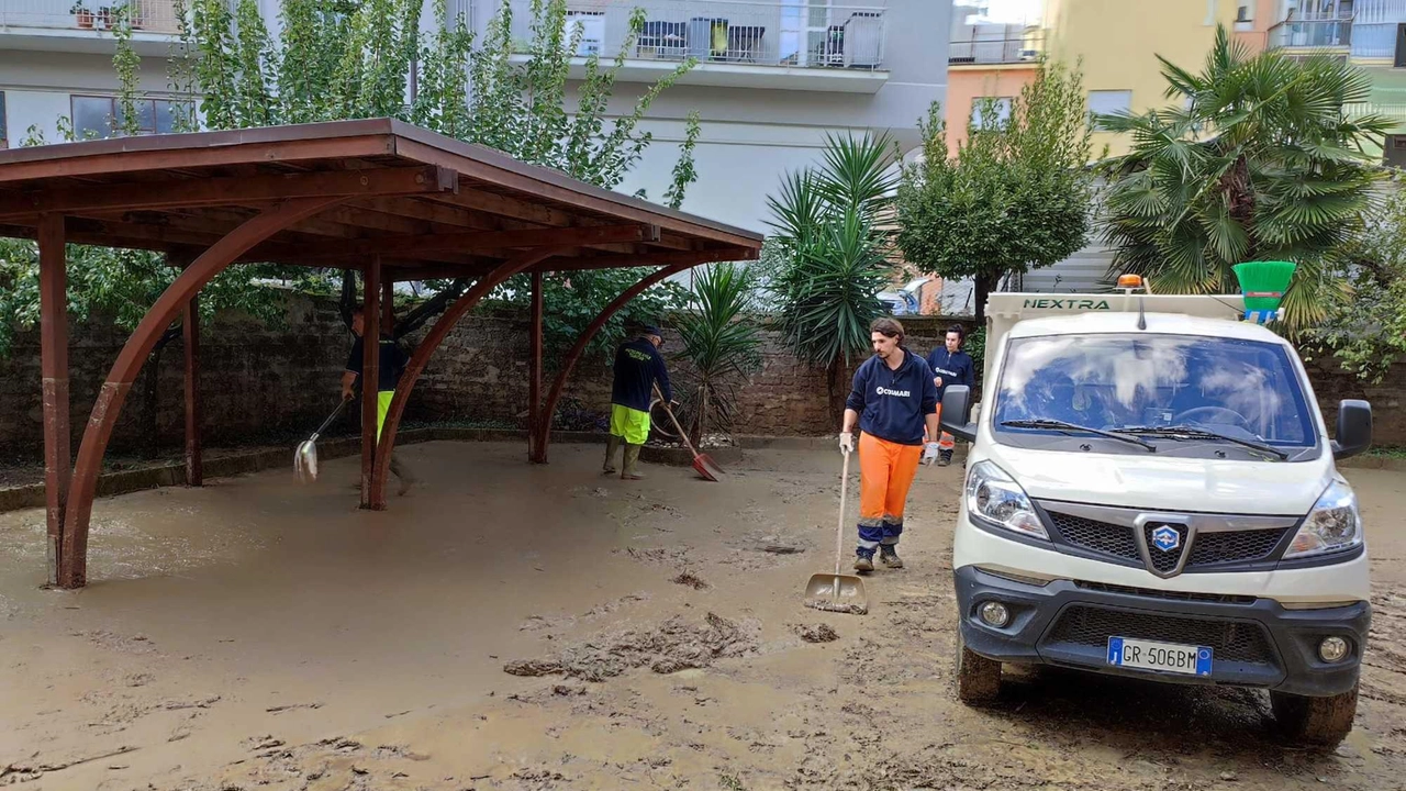 L’intervento di Cosmari e Protezione civile in via Bezzecca a Tolentino, dove una famiglia è stata evacuata