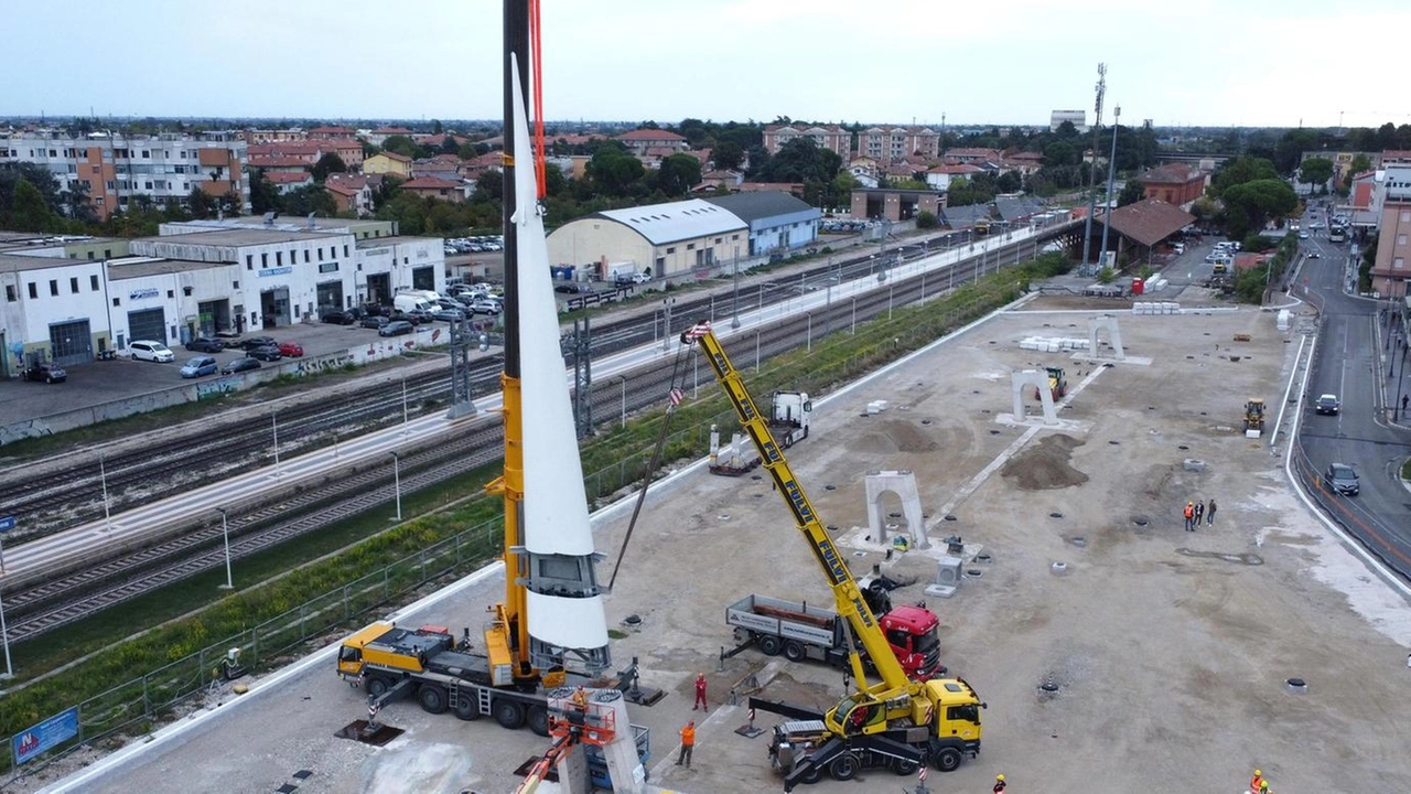 Nel cantiere di viale Europa a ridosso della ferrovia prende forma la maxi pensilina