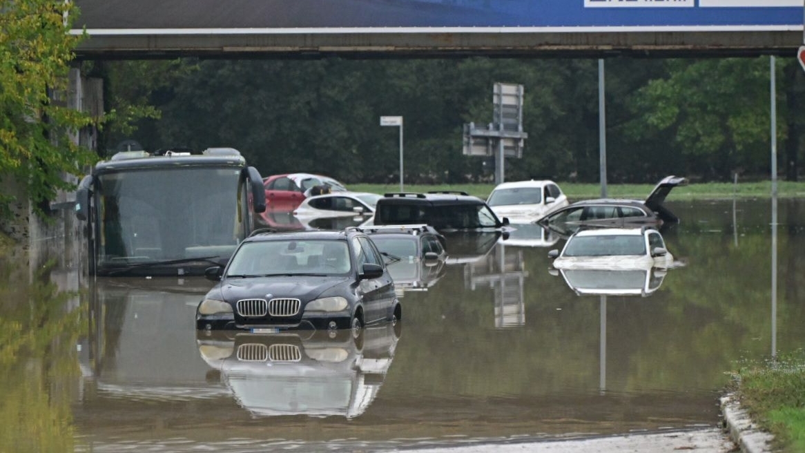 Auto sommerse dall'acqua in viale Togliatti a Bologna: la città è stata colpita con immane violenza dal maltempo