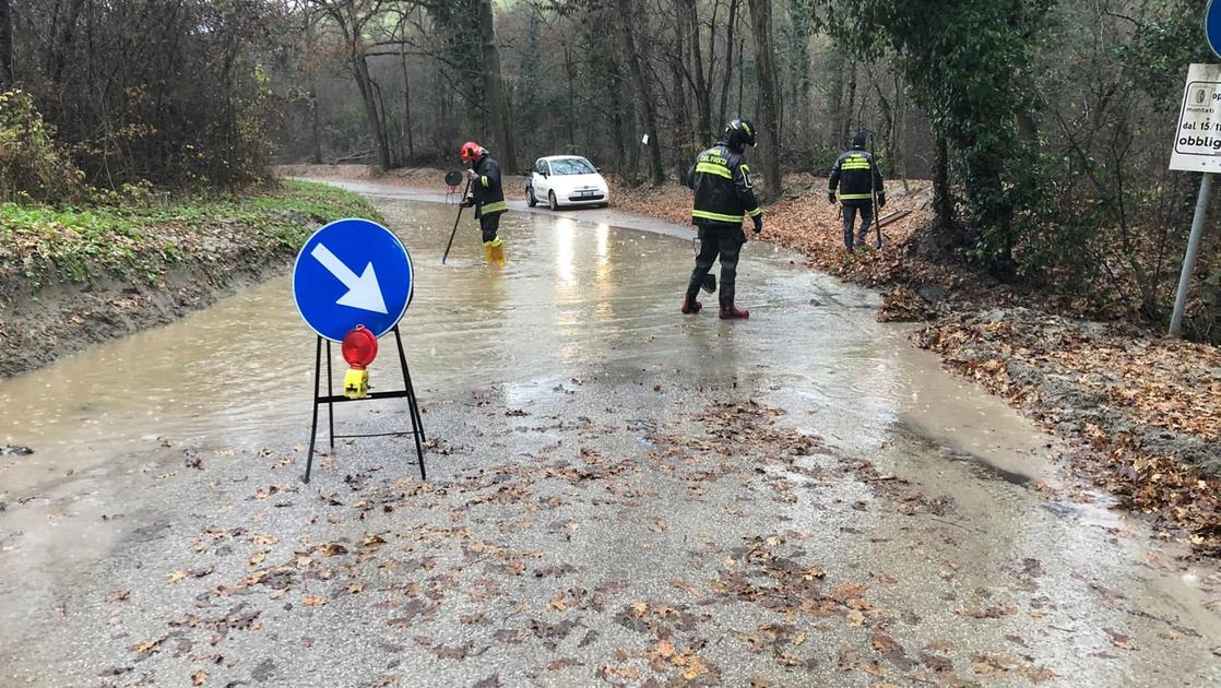 Maltempo, allagamenti a Pianoro. Acqua sulla provinciale Val di Zena