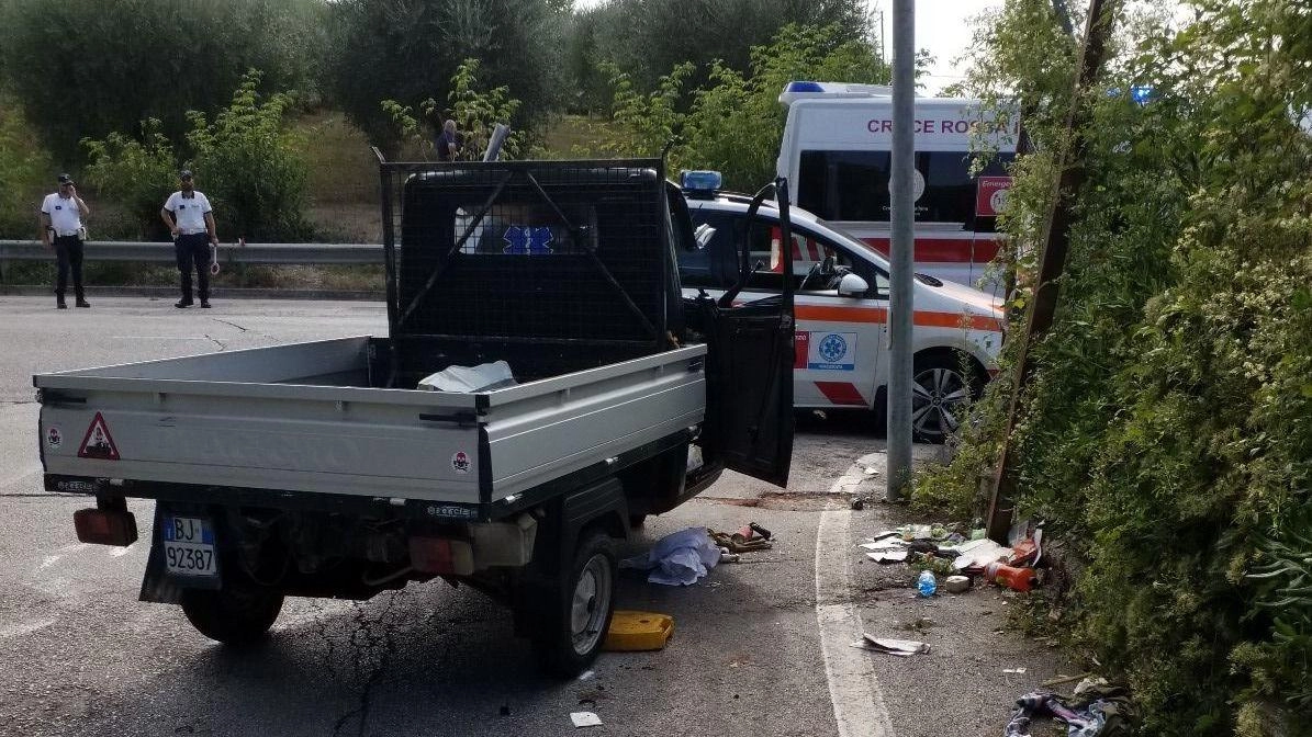 Il motocarro Ape Piaggio dopo l’incidente in via dei Velini