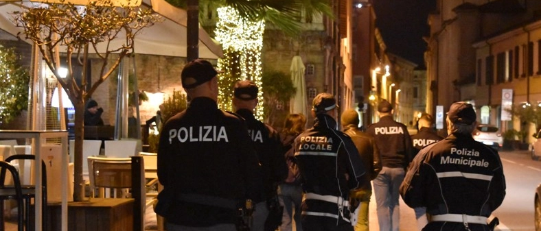 Cesena, agli eventi partecipavano anche non soci e a carico del titolare c’era una misura di prevenzione per aver preso parte a un rave party. L’intervento congiunto di polizia e polizia locale