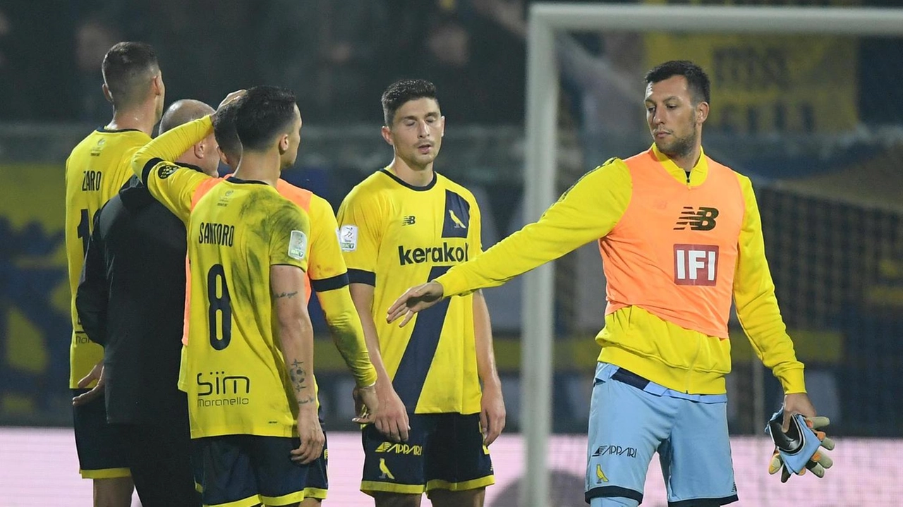 I giocatori fanno quadrato intorno a Bisoli al termine della gara con la Cremonese. Il tecnico sembra avere ancora la fiducia della squadra e del club