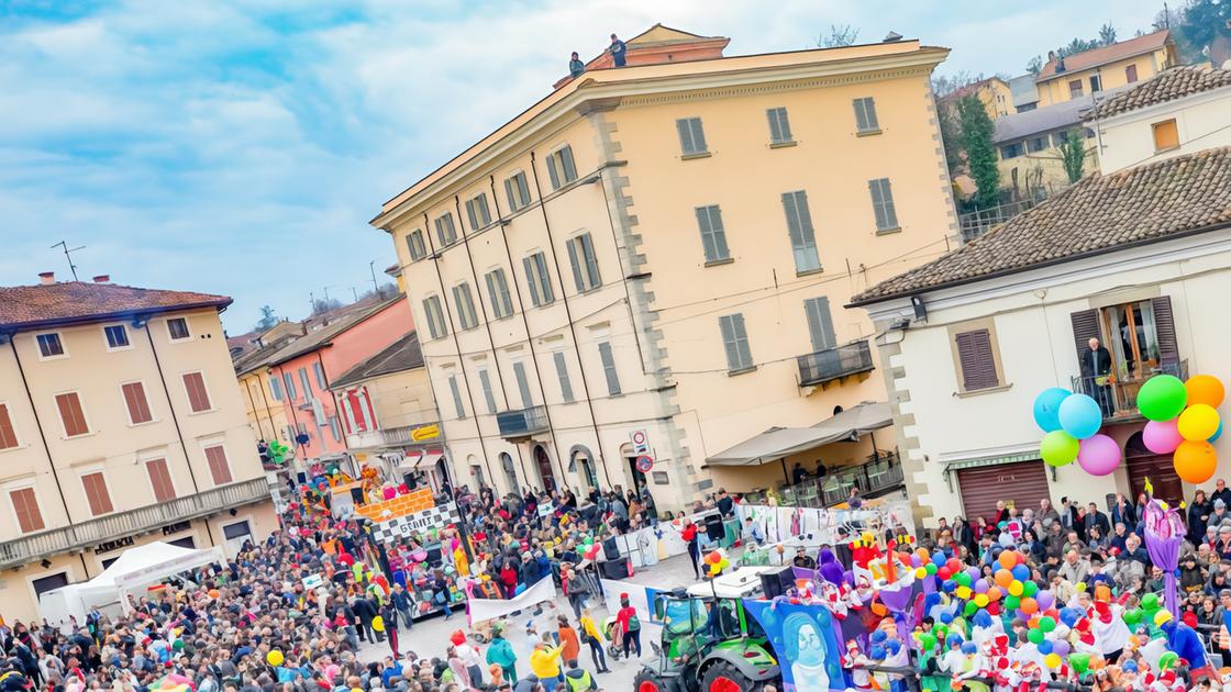 Tutti pazzi per il Carnevale: in 4mila alla festa tra carri mascherati, dolci e gadget in regalo