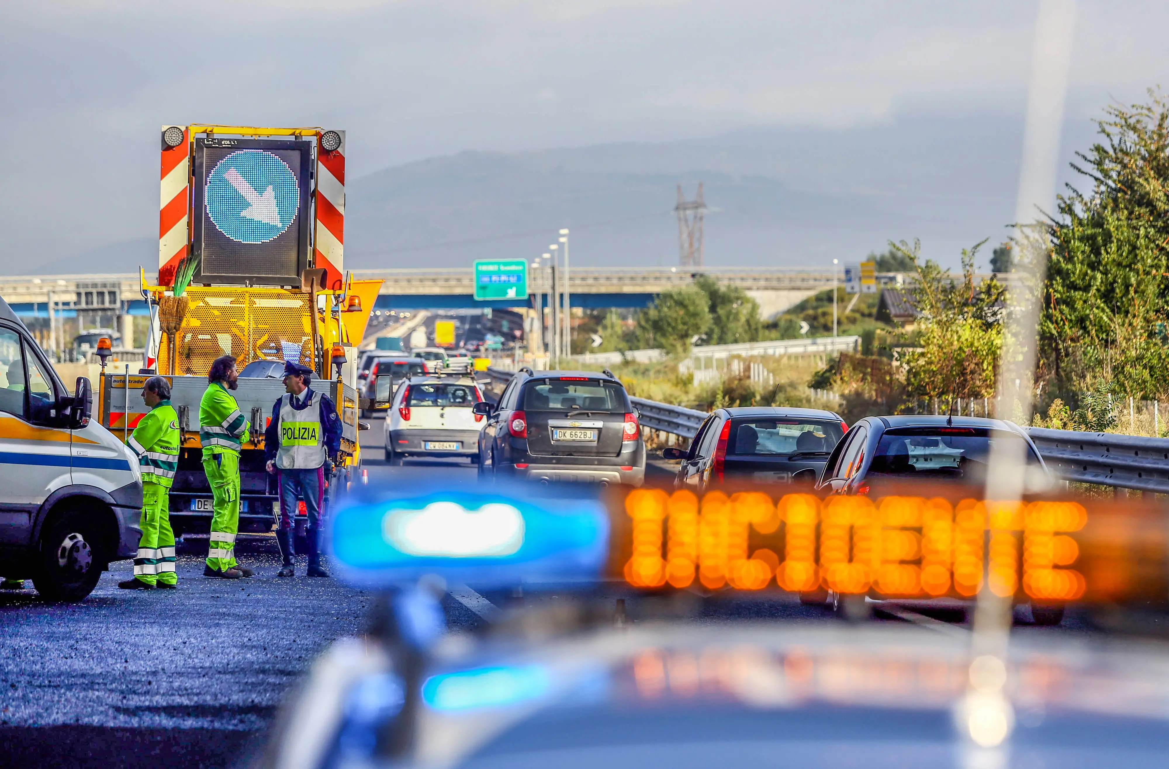 Code in A14 per un’auto a metano andata a fuoco