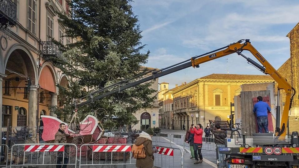 Natale tra luci e iniziative per tutti. Sosta gratis in centro a chi fa acquisti