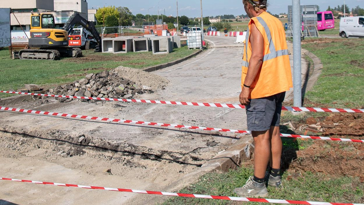 Rotonda sull’Emilia, ripresi i lavori. Tre mesi di modifiche alla viabilità