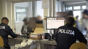 L'aggressione in questura a Reggio Emilia: l'uomo pretendeva di accedere al servizio senza la prenotazione