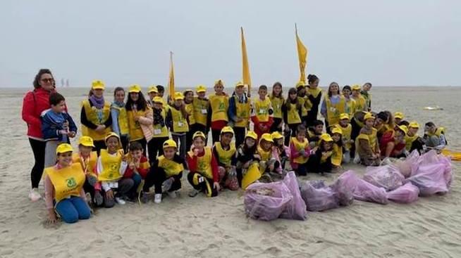 ’Puliamo il mondo’, studenti volontari in spiaggia