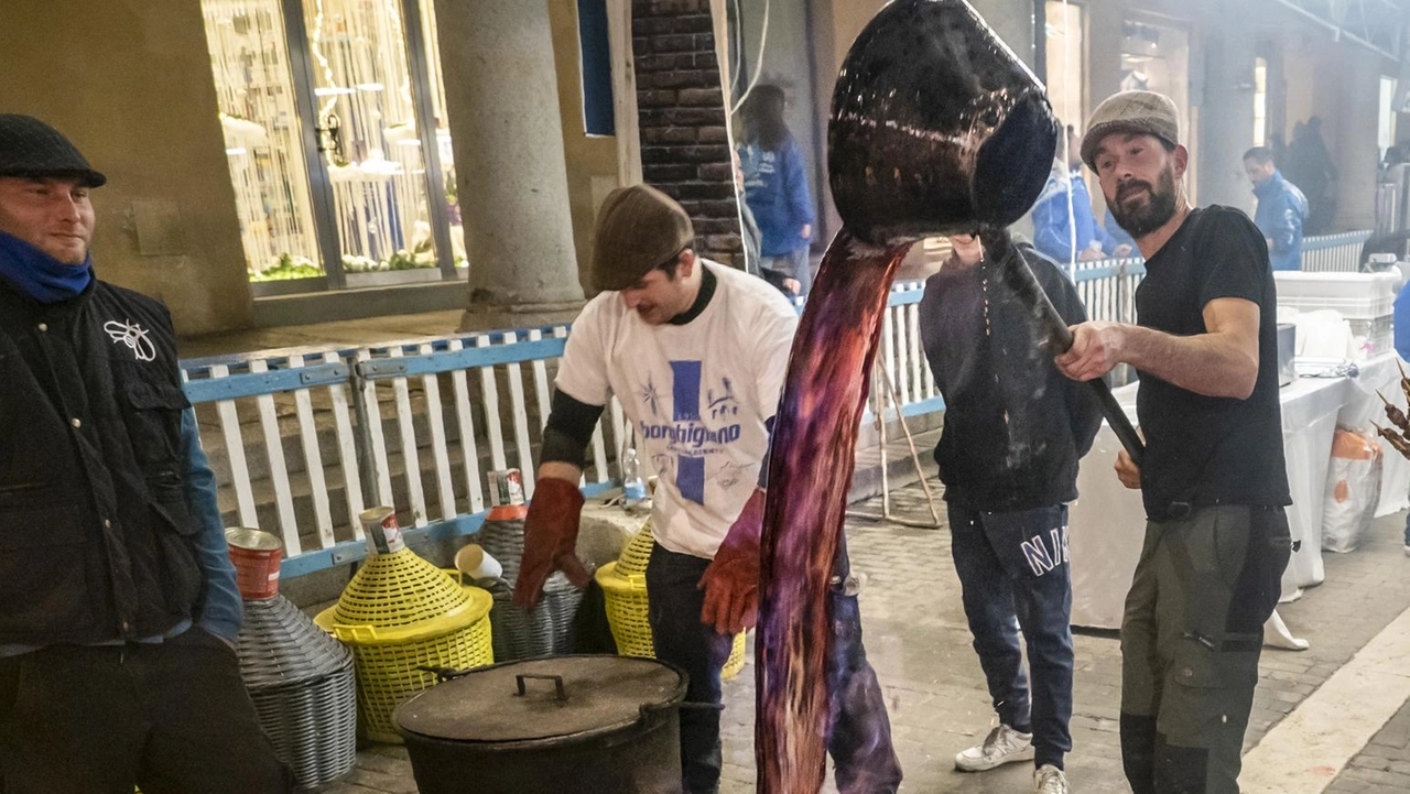 La preparazione del vin brulè alla Nott de Bisò dello scorso anno (foto Tedioli)