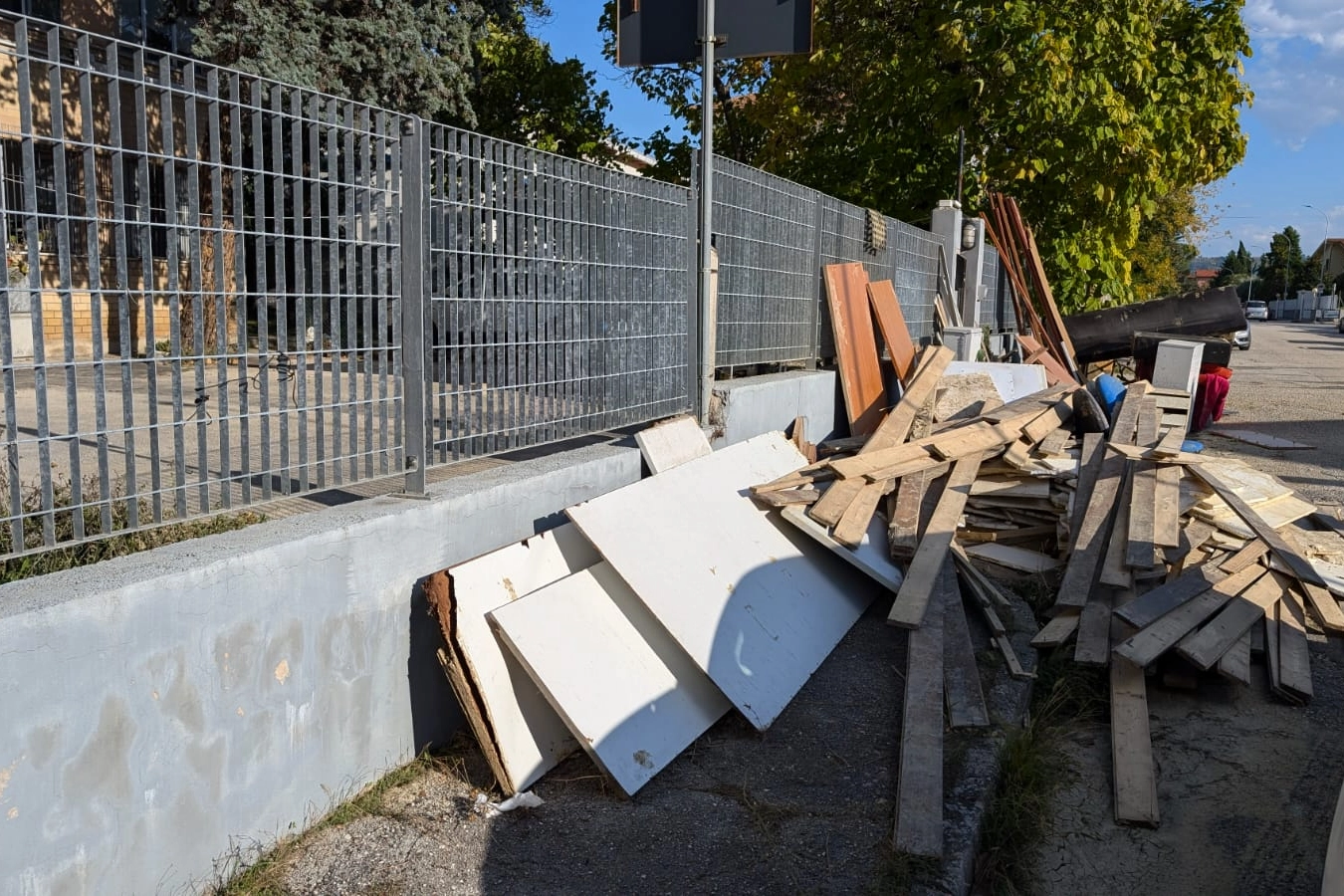 Alcuni dei danni provocati dall'alluvione. "Il problema è legato a seminterrati e interrati" dice Acquaroli