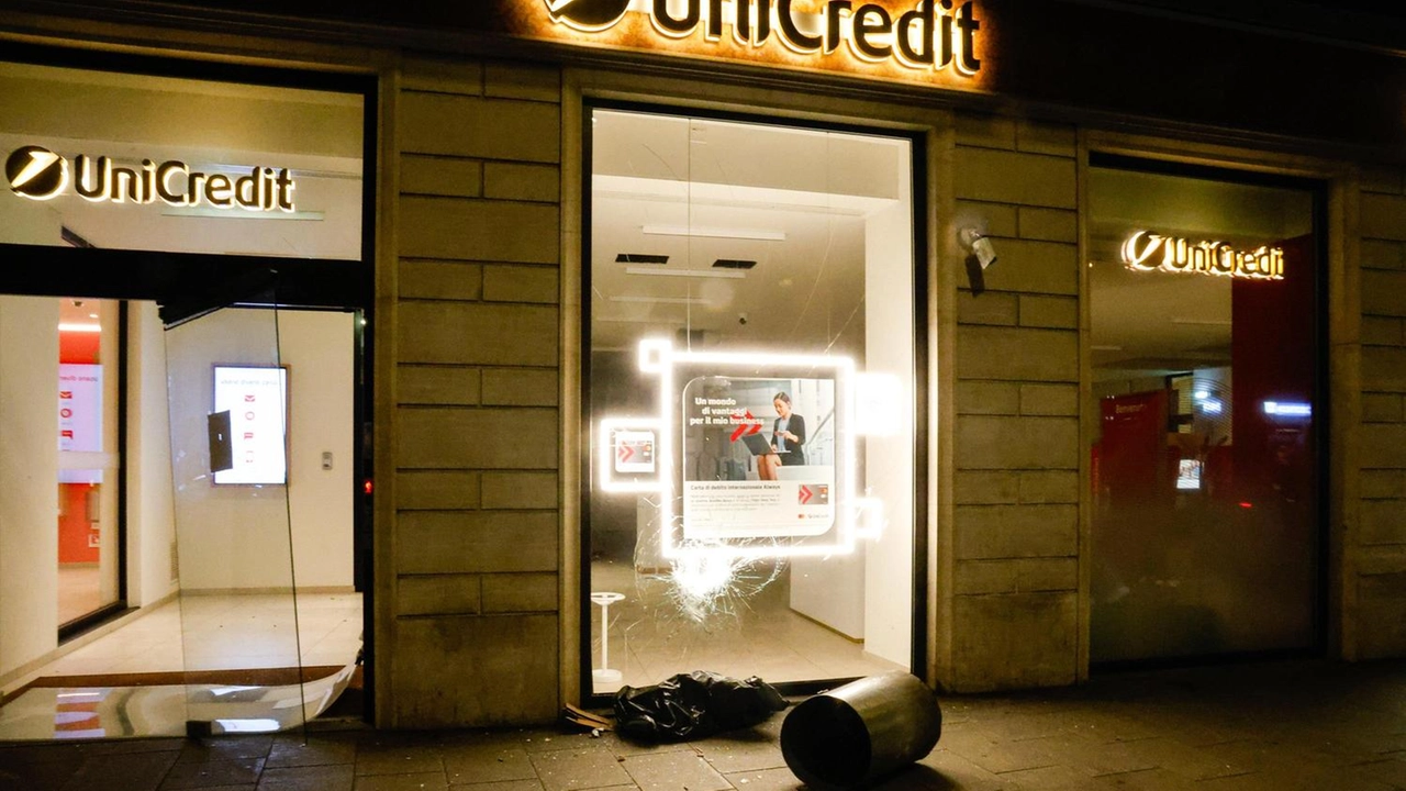 La vetrina della filiale Unicredit sfondata con un bidone dei rifiuti