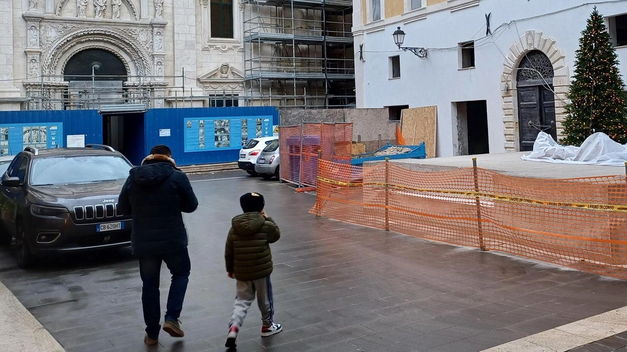 Ricostruzione pubblica e privata, maxi gru in piazza San Nicola