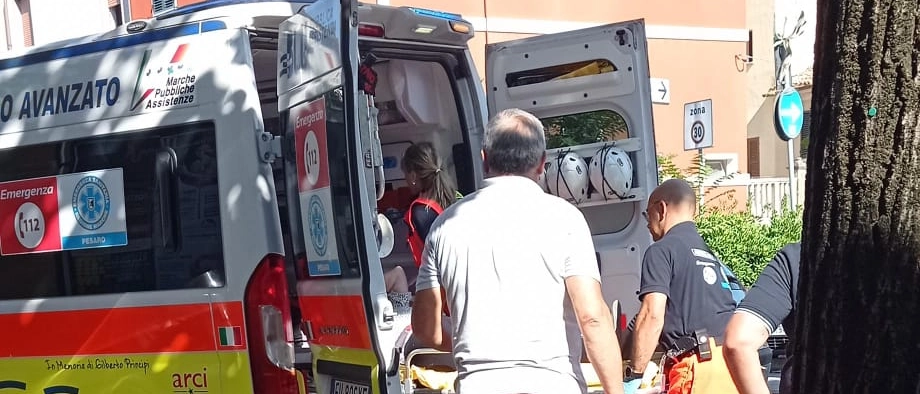 Incidente a Pesaro, sulla statale vicino all’incrocio con via Cavour. La donna è caduta e battuto la testa. Subito soccorsa e portata al pronto soccorso