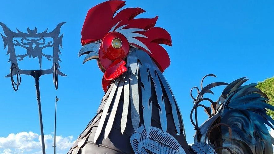 Un grande gallo romagnolo realizzato dai Mutoid svetta al centro della nuova rotonda di San Vito a Santarcangelo. L'opera, alta 4 metri, rappresenta una fusione tra tradizione agricola e sostenibilità, realizzata con materiali di recupero. L'investimento totale per la rotatoria è di 950mila euro, finanziato da diverse fonti istituzionali.