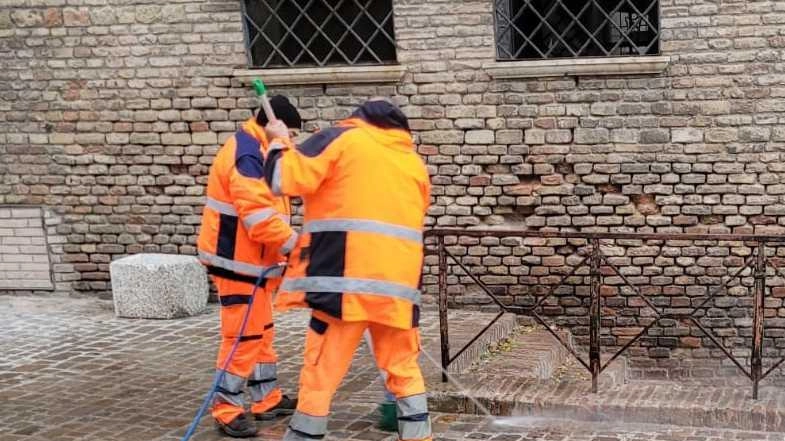 A Fano intervento di Aset per rimuovere macchie di sangue al Pincio dopo violenta lite. Cittadini e operatori avevano segnalato la presenza delle tracce lasciate da un 25enne in fuga.