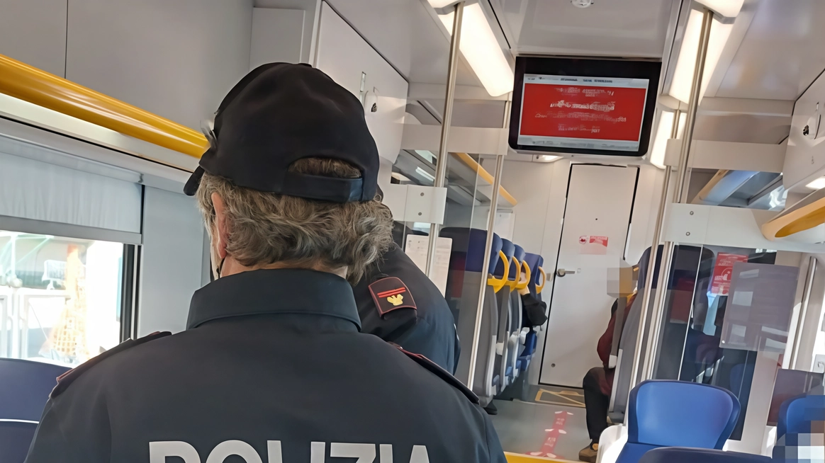 Un intervento della polizia ferroviaria su un treno (foto d’archivio)