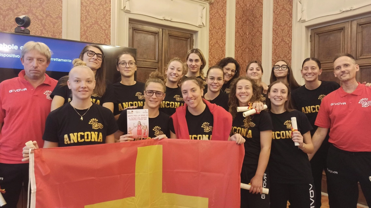 Sfilata in Comune per la Basket Girls di Ancona, pronte per il campionato di serie A2. Obiettivo: la permanenza con sguardo ai playoff.