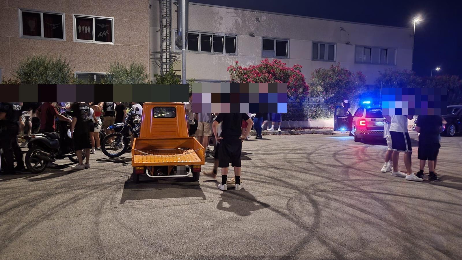 Gare clandestine a Riccione, blitz della polizia stradale: fermati 100 ragazzi