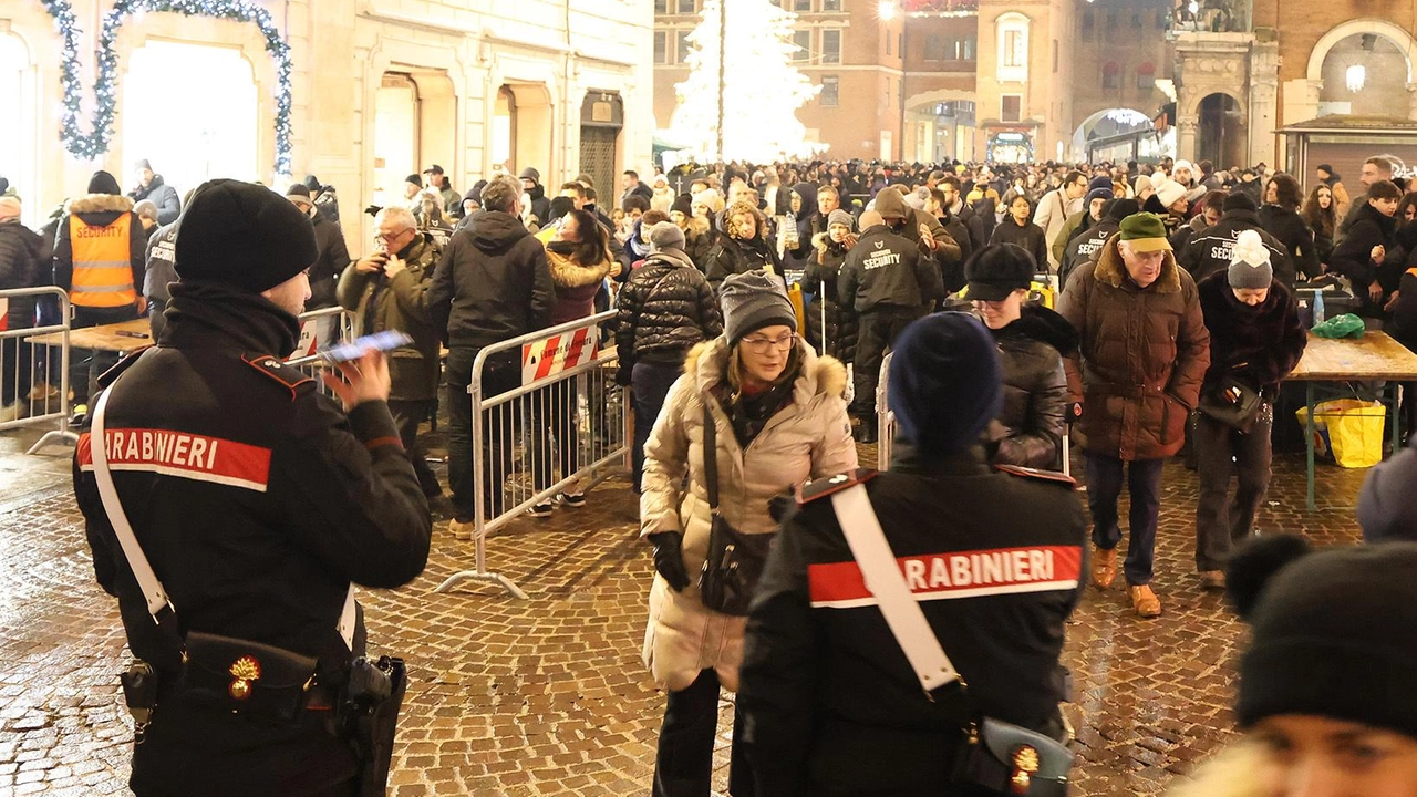 Madre con il suo bambino colpita da uno straniero. Poi il compagno si lancia contro l’aggressore. Un ambulante: "Abbiamo avuto paura. Sono scappati prima dell’arrivo dei carabinieri" .