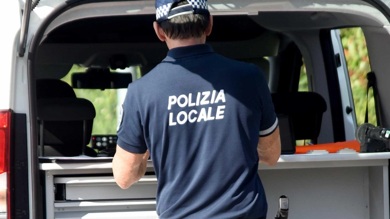 Incidente a Ferrara: auto urta e fugge, nessun ferito grave. La polizia locale indaga sull'automobilista fuggitivo. Altri feriti in un diverso incidente sulla provinciale San Vito.