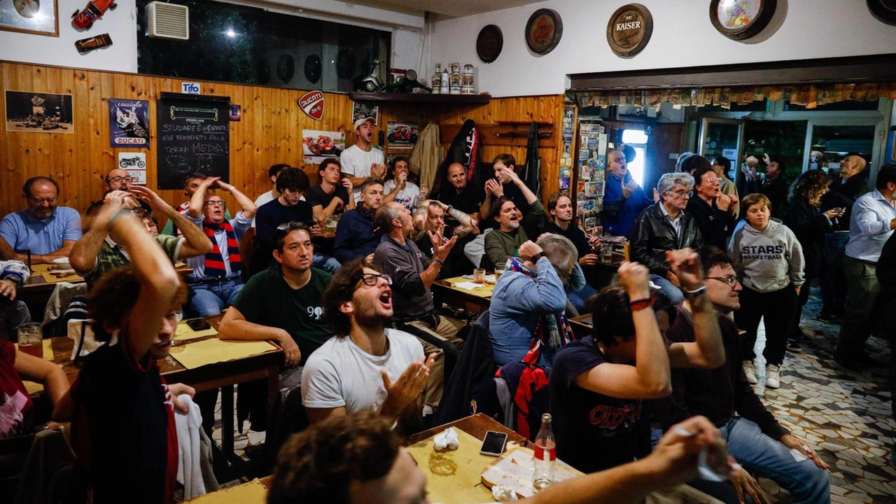 Altalena di emozioni nei templi della passione rossoblù: al Bar Ciccio applausi alla squadra. Il mancino di Salah spezza i sogni felsinei. "Abbiamo giocato bene, con un po’ di sfortuna".