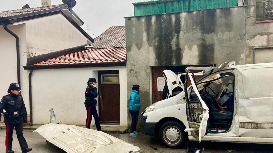 Esplosione di un furgoncino a Codigoro: settantenne ferito, ipotesi suicidio