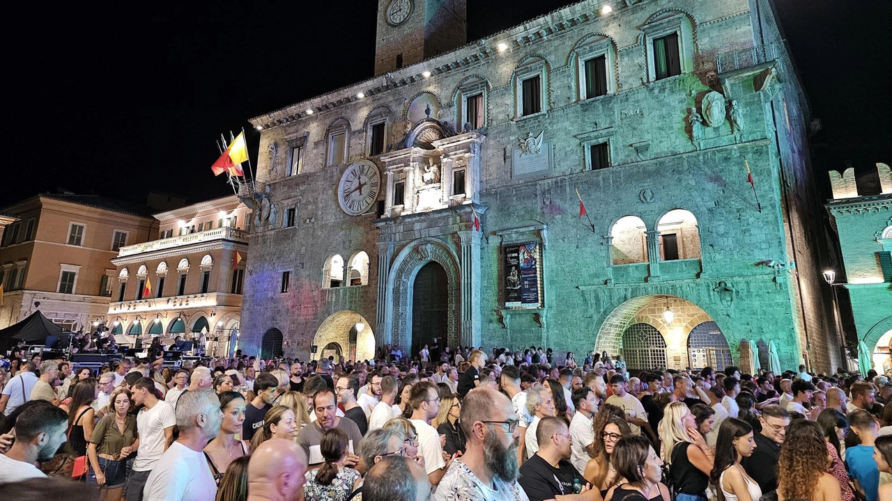 ’La notte il circo e la luna’ con il tutto esaurito. Riuscita anche l’idea di lasciare aperto il Forte Malatesta. Lo show finale con Dj Asco.