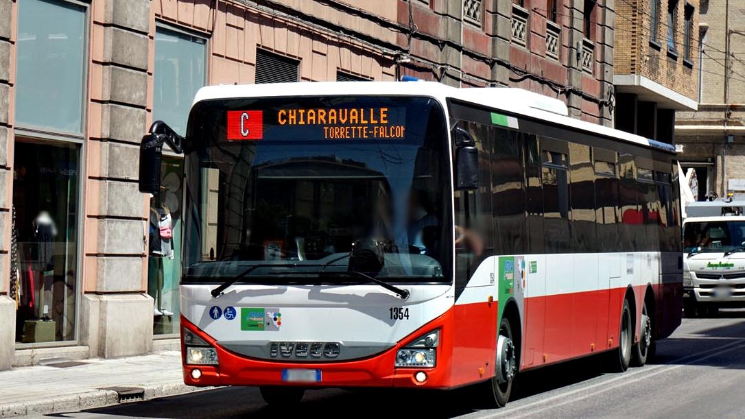 Gli chiedono il biglietto sul bus, aggrediti due controllori. Ripreso dalla bodycam