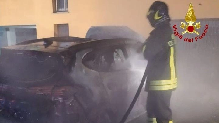 Due auto distrutte dalle fiamme. L’ombra del dolo per entrambi i casi