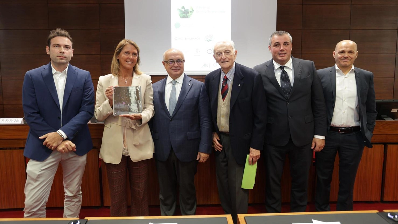 Foto di gruppo per gli organizzatori del contest ’Emilia Sostenibile ’ che premia i progetti innovativi legati all’Esg