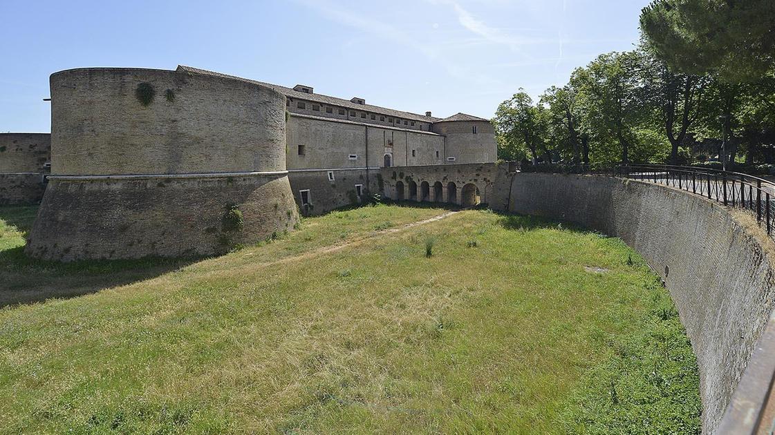 La Rocca espugnata solo a metà. Il Comune conquista il fossato. Lo userà per le feste estive