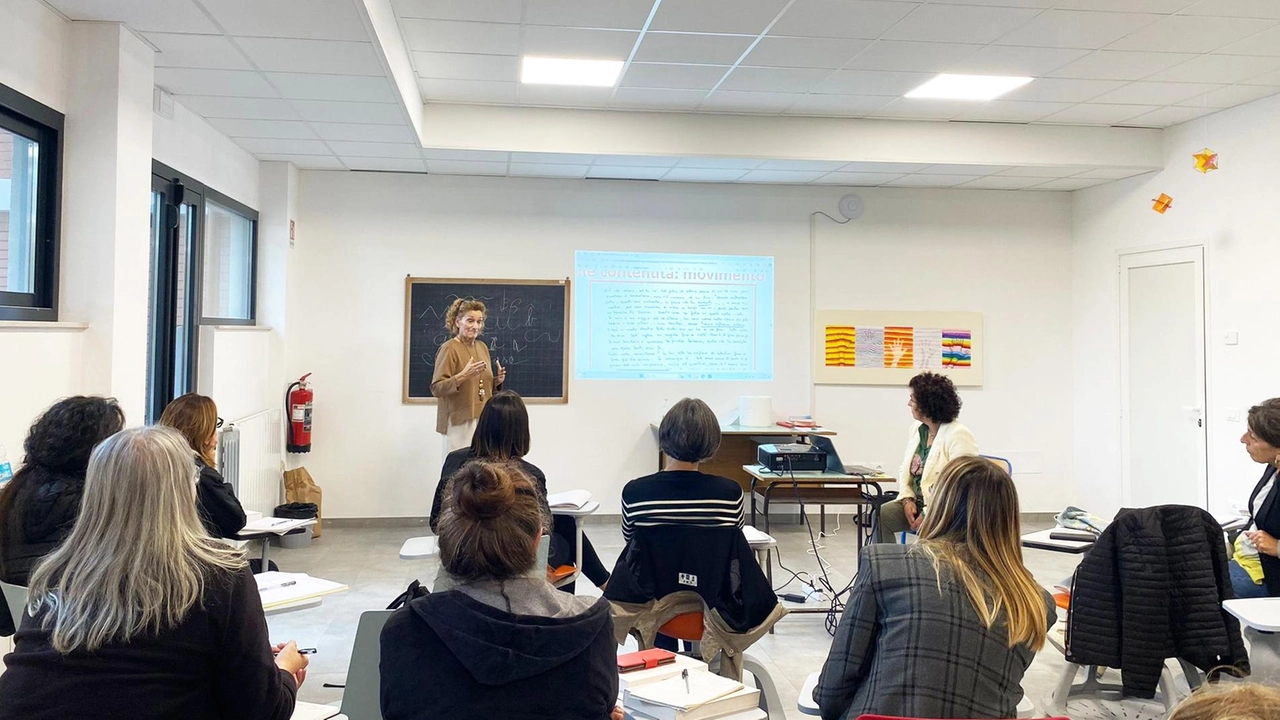 La prima lezione, svoltasi sabato, della scuola di grafologia di Mondolfo