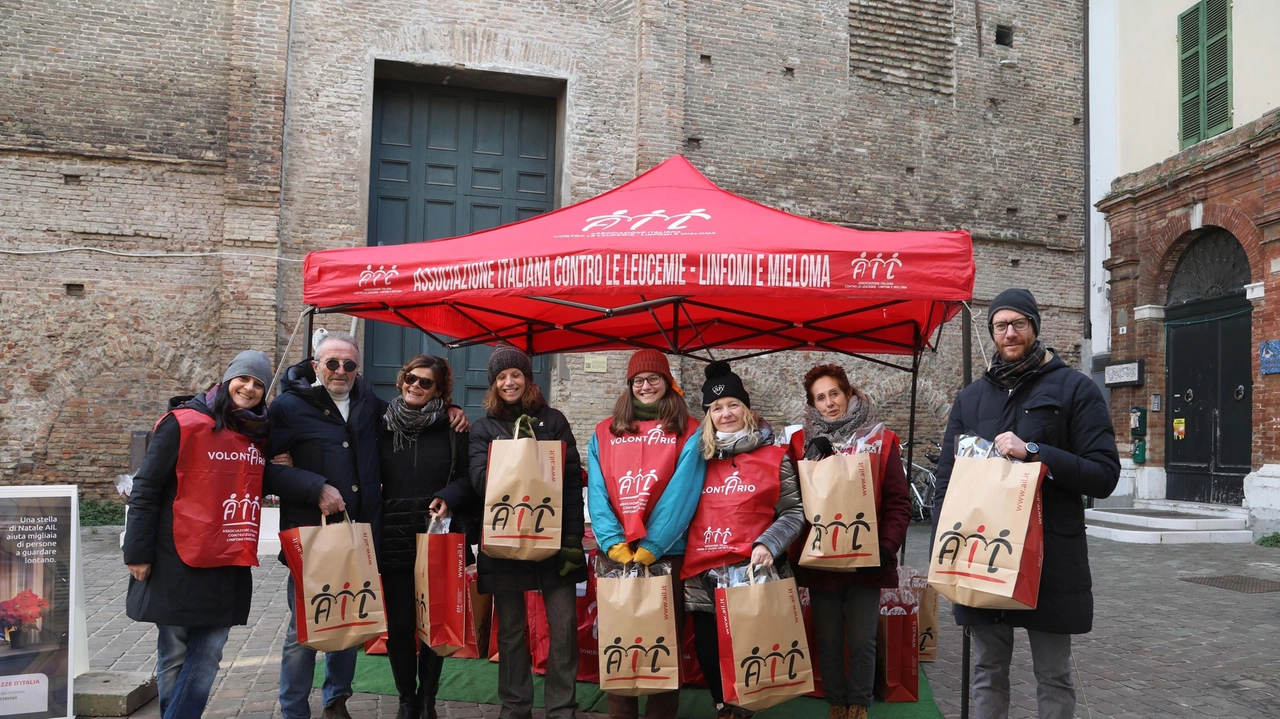 La piazza si illumina. Acceso l’albero di Natale. Folla di gente in centro