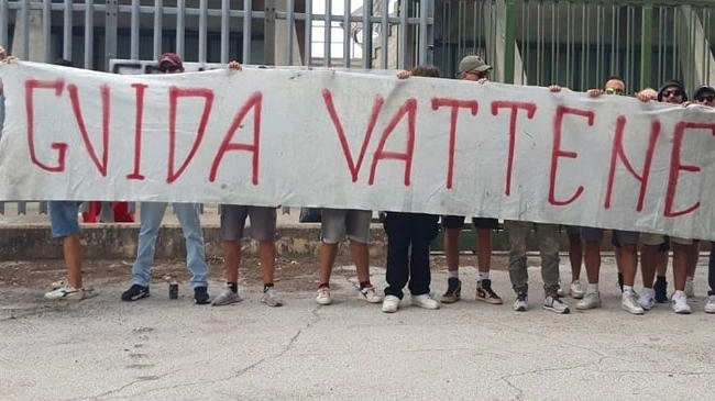 La protesta dei Panthers, uno dei gruppi di tifo organizzato dell’Alma, contro il presidente Salvatore Guida si è riproposta anche a Macerata