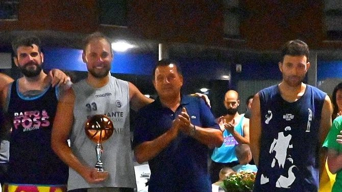 La 14ª edizione del torneo di basket 3 contro 3 "King of Playground" a Villa Verucchio è stata vinta dalla squadra "Pisco Sour" di Thomas Calegari. La manifestazione, dedicata a due ragazzi scomparsi legati al basket, ha visto la partecipazione di 18 squadre provenienti da diverse località.