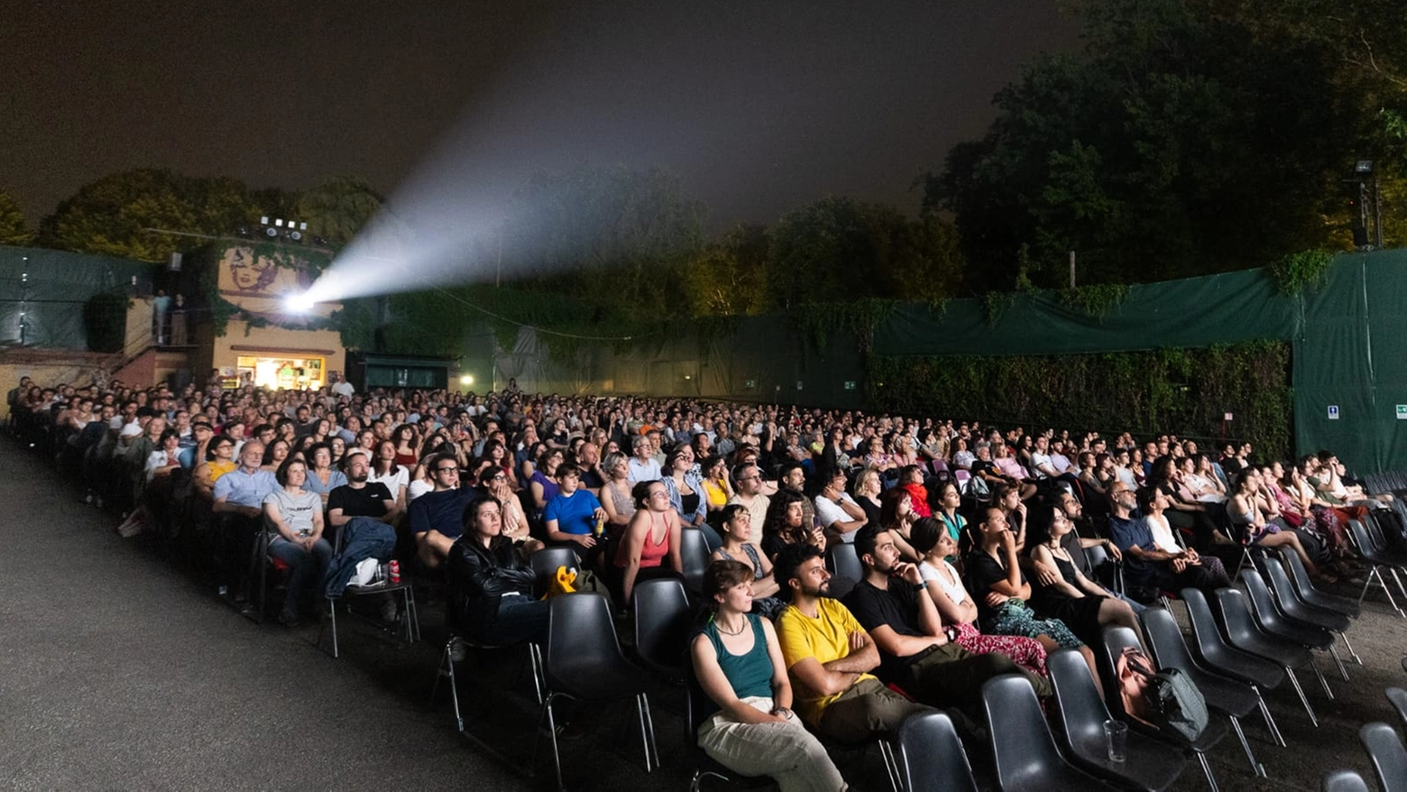 Il pubblico riempie l'Arena Puccini durante una serata estiva