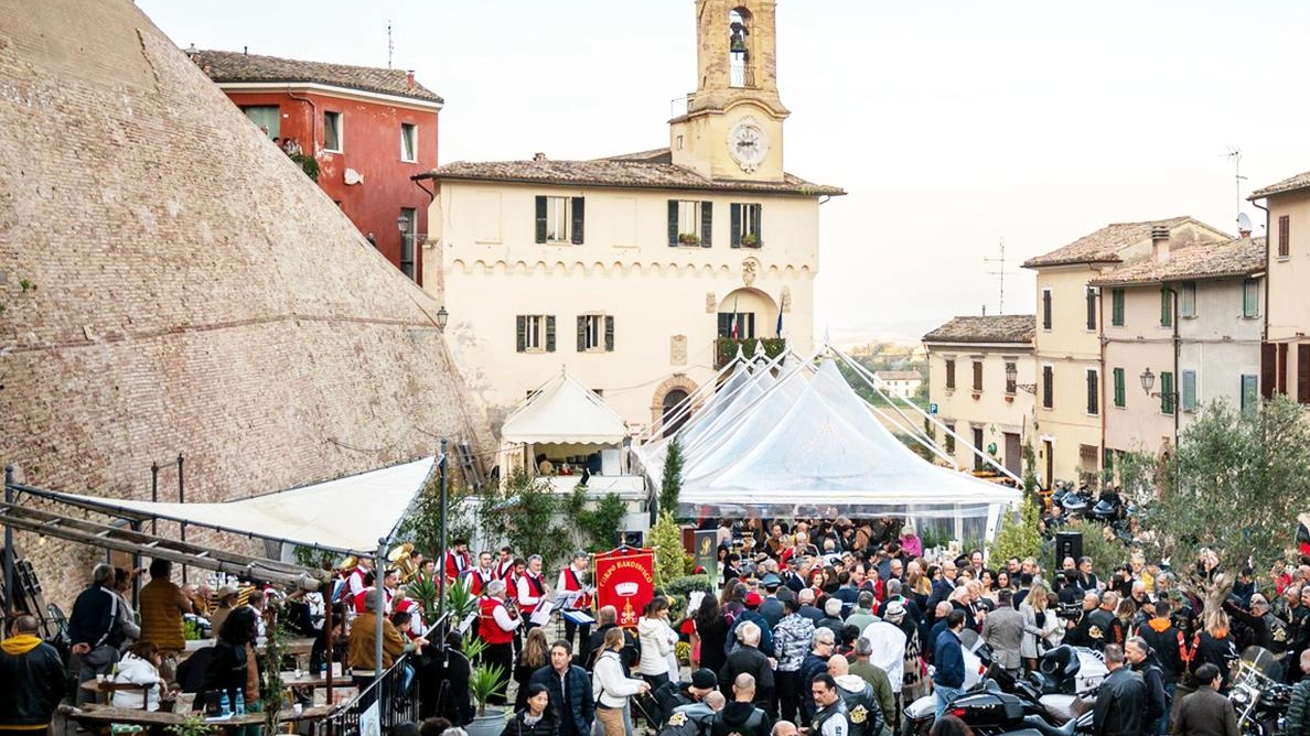 La piazza di Cartoceto domenica scorsa. Nel riquadro Cristiano Godano