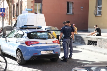 Il mistero della donna trovata morta in casa a Bologna, aperta un’inchiesta