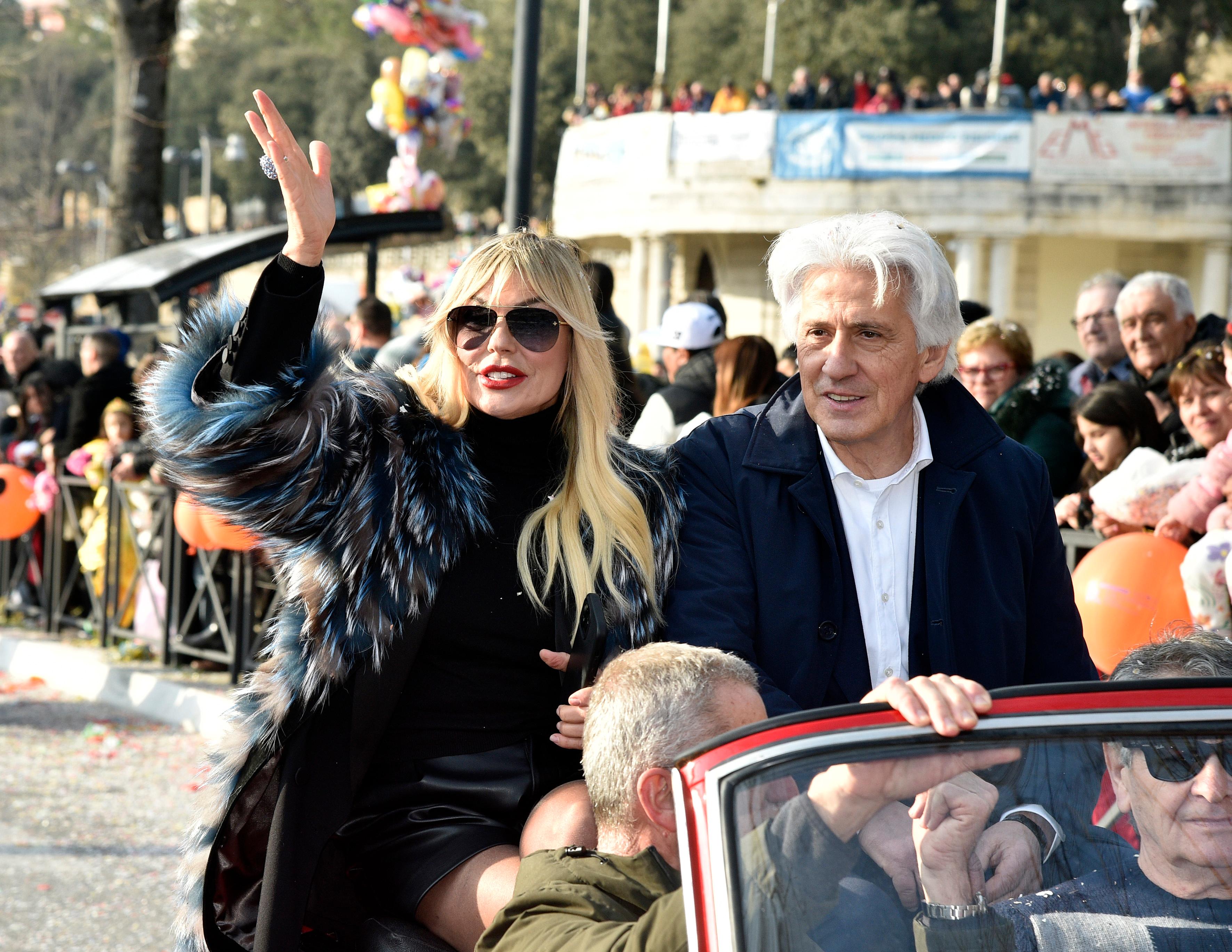 Esplode il Carnevale a Macerata, dai Flintstones a Trump: maschere e carri ai giardini Diaz