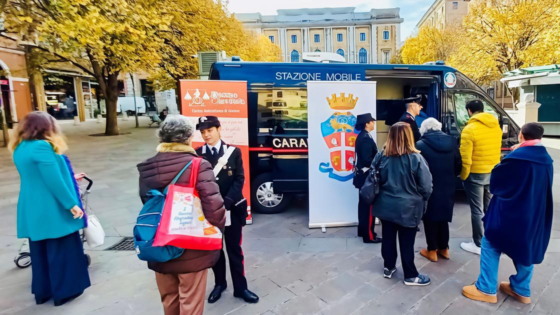 Violenze sulle donne, carabinieri in piazza Roma