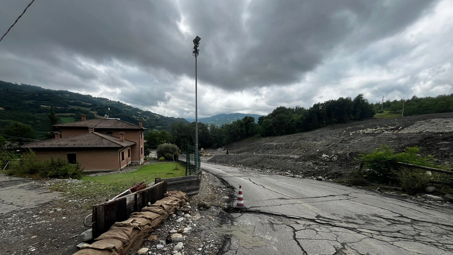 La frana di Levizzano (Baiso): i danni del maltempo in collina in provincia di Reggio Emilia