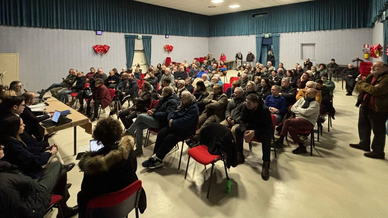 Affollato incontro l’altra sera nel teatro della parrocchia di Santa Rita. Molti residenti hanno contestato l’amministrazione comunale. durante la spiegazione del progetto da 2,4 milioni con fondi Pnrr.